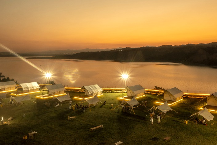 A campgroun on the banks of the Yellow River in Sanmenxia, Henan province, June 23. Photo: VCG