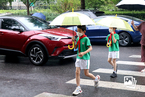 阔别近两月 北京市中小学生雨中返校