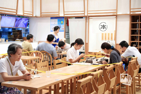 2022年6月29日，上海，市民在餐厅用餐。从6月29日起，上海有序开放堂食。根据要求，餐饮企业堂食实行限流管理，提倡预约、分时、错位就餐。图：IC PHOTO