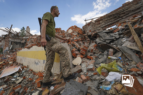 当地时间2022年7月5日，乌克兰东部城市哈尔科夫，当地持续遭受炮击，城市建筑受损严重。一名乌克兰士兵站在遭受导弹袭击的学校废墟里。7月5日，俄罗斯国防部表示，俄军打击了哈尔科夫州等地的乌方军事目标。乌克兰方面表示，俄军正集中力量建立对卢甘斯克地区的完全控制。图：Andrii Marienko/人民视觉