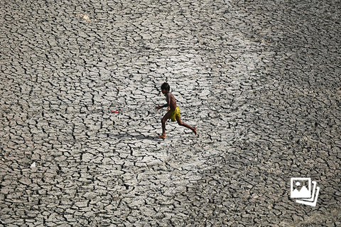 当地时间2022年5月2日，印度新德里，男孩在干涸的亚穆纳河河床上奔跑。联合国在2022年5月发布的《干旱数字报告》显示，自2000年以来，全球干旱出现次数和持续时间增加了29%。报告估算，仅在1998到2017年间，全球因干旱导致的经济损失高达1240亿美元。然而，研究显示，全球旱情或难在短期内得到缓解。据日本《产经新闻》6月29日报道，日本国立环境研究所发布预测称，全球变暖加剧引发的干旱天气将在本世纪内变得更加严重，异常干旱状态可能在世界各国趋于常态化。图：Sajjad Hussain/视觉中国