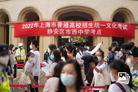 2022年7月7日，上海市市西中学考点，考生排队入场。受疫情影响延期一个月后，2022年上海高考在7月7日正式开考。根据上海市教育考试院的安排，上海秋季高考将于7月7日至9日举行，共有5万余名考生参加此次考试。延期后，上海高考依然受到疫情的挑战。据上海发布消息，自7月3日起，上海市连续报告多例本土阳性感染者，相关风险人员活动轨迹涉及多个区。为此，上海市在7月5日至7月7日在黄浦区、徐汇区、长宁区等12个区开展全员核酸筛查。据上海市卫健委7月7日通报，自5日起，上海市新增本土新冠肺炎确诊病例41例和无症状感染者37例，新增5个疫情高风险区和71个疫情中风险区。图：财新 丁刚