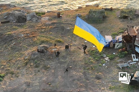 当地时间2022年7月7日，乌克兰武装部队在蛇岛升起了国旗，乌克兰武装部队已经建立了对蛇岛的实际控制。乌克兰南方作战指挥部当日发布消息称，乌军已完成对蛇岛的清理工作，共发现近30台被炸毁的俄军装备以及大量弹药。同日乌克兰24频道报道称，俄空天军对蛇岛发射了两枚导弹，当地码头被破坏。俄罗斯国防部发言人科纳申科夫6月30日说，俄军从位于黑海的蛇岛撤出。图：IC PHOTO