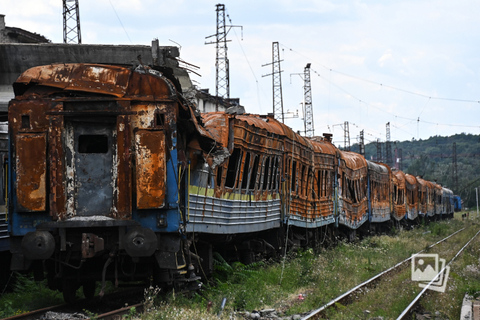 当地时间2022年7月24日，乌克兰顿涅茨克地区马里乌波尔，马里乌波尔火车站在俄乌冲突中受损严重，火车车厢受到损坏。图：视觉中国