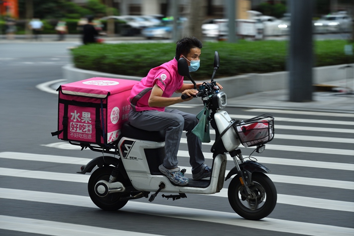 A Missfresh driver on his way to deliver goods in Guangzhou, Guangdong province, June 9. Photo: VCG