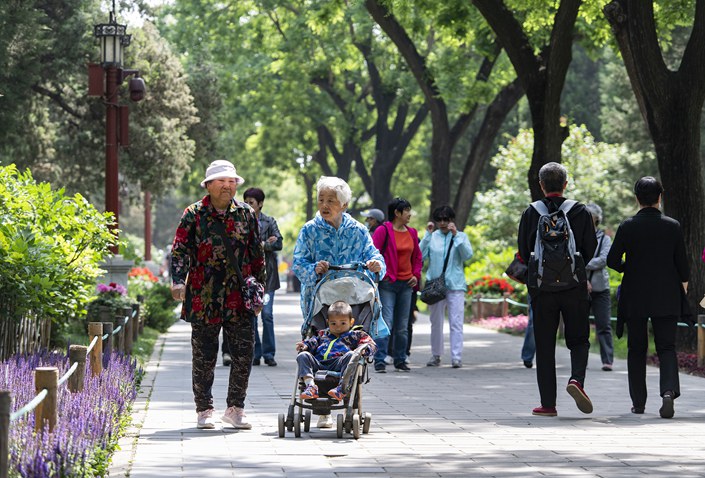 On May 11, seniors walk in Jingshan Park in Beijing. Photo: VCG