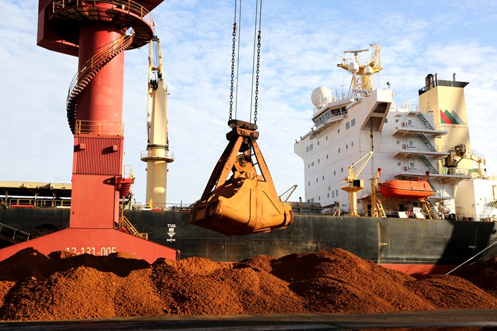 On October 18, 2021, Lianyungang, Jiangsu, unloaded imported iron ore from cargo ships. Photo: VCG