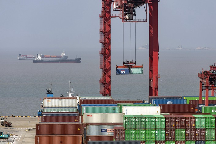 A gantry crane and containers at the Yangshan Deepwater Port in Shanghai on Tuesday, July 5, 2022. Photo: Bloomberg