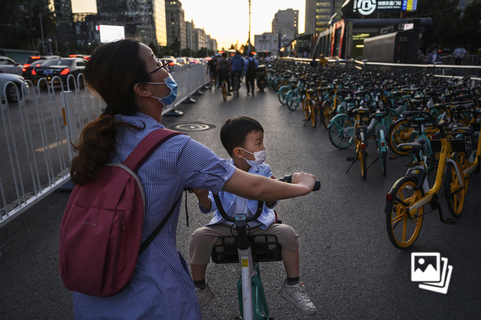 2020年9月18日，北京市，一名妇女和她的儿子在交通高峰期使用共享自行车。2022年，多家共享单车出现调价趋势。近日，美团单车宣布旗下的7天、15天和30天畅骑卡原价将分别涨价5元、10元及30元，增幅在40%到50%不等。此外，哈啰单车也在2022年1月将骑行套餐7天卡涨至15元，30天卡涨至35元。另外，哈啰单车也已率先在沈阳、长沙、珠海等城市将单次骑行起步价从每半小时1.5元涨至2元。对于涨价的原因，美团单车在公告中提到为“硬件和运维成本增加”，而此前哈啰单车的涨价原因则为“运维人力投入和产品折旧成本增长”。图：Kevin Frayer/视觉中国