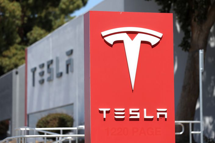 A sign is posted in front of a Tesla service center on April 20, 2022 in Fremont, California. Photo: VCG
