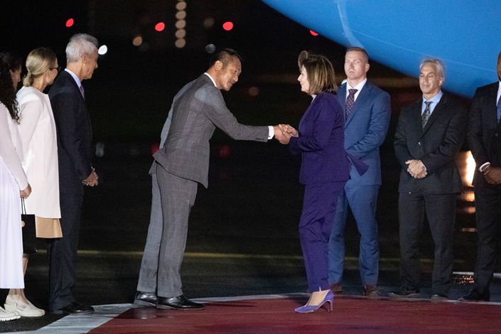 U.S. House Speaker Nancy Pelosi greets Japanese and American officials at U.S. Yokota Air Base in Fussa, Japan, on Aug. 4. Photo: Bloomberg