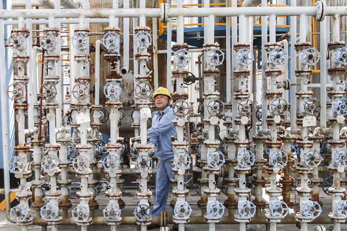 On August 1, Qingjiang Petrochemical workers in Huaian, Jiangsu inspected the equipment of the oil refining production line. Photo: VCG