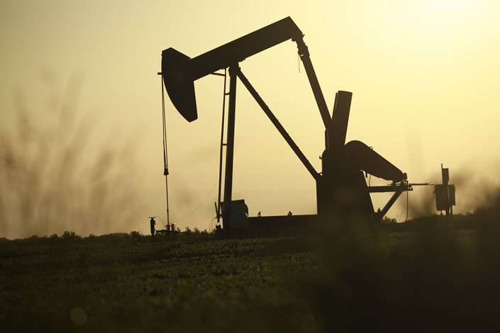 An oil pump jack at the New Harmony Oil Field in Grayville, Illinois, U.S., on June 19. Photo: Bloomberg