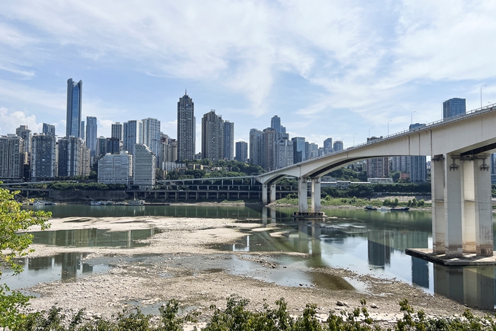 The exposed riverbed of Jialing River in Chongqing around 4 p.m. Tuesday. Photo: VCG