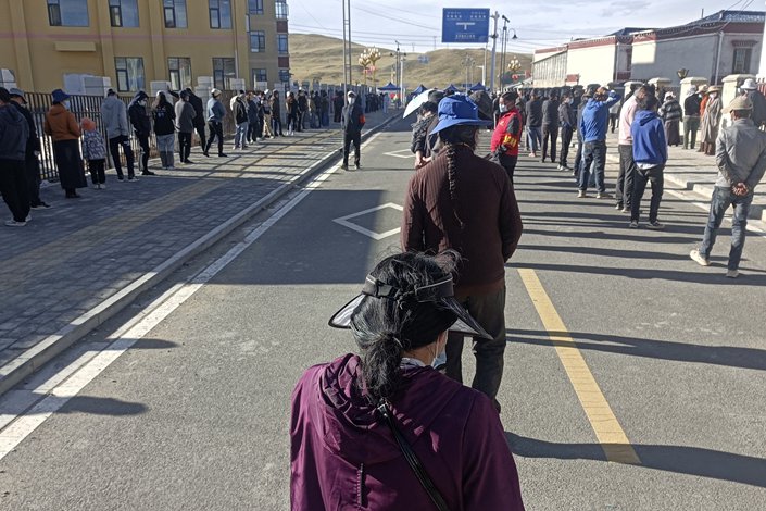 People in Naqu, Tibet, line up to get tested for Covid-19 on Saturday. Photo: VCG