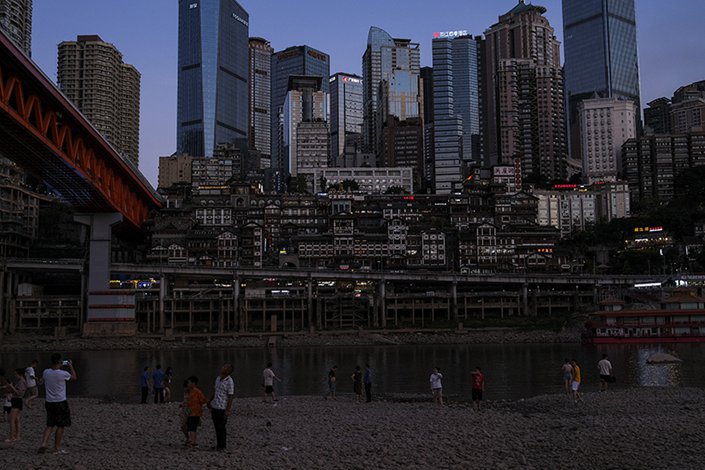 Hongyadong, a popular viewing spot in Southwest China’s Chongqing, was in the dark on Sunday, in keeping with the dimly lit cityscape in front of viewers. Photo: He Penglei/China News Service, VCG