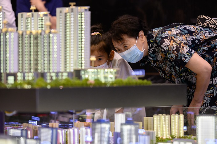 Potential buyers look at models of apartments up for sale in Taiyuan, Shanxi province, on July 9. Photo: VCG