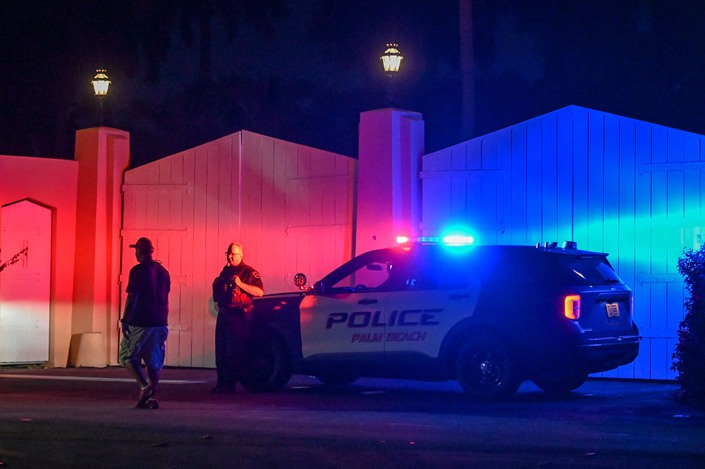 A police car is seen outside former U.S. President Donald Trump's residence in Mar-A-Lago, Palm Beach, Florida on August 8, 2022. Photo: VCG