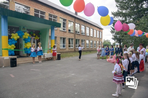 当地时间2022年8月31日，乌克兰布恰，一年级学生参加新学年的开学典礼。2022年春季，由于俄乌冲突，基辅地区的大量学校和教育设施遭到破坏，其中一些在新学年开始前得到恢复。据乌克兰官方消息，乌克兰部分学校准备在9月线下复课。这些学校都配备了安全员来负责学校的安全，一些学校还将提前进行防空演练。考虑到俄乌冲突对该国的长期影响，恢复学校是乌克兰政府的首要任务。图：Vladyslav MUSIENKO/视觉中国
