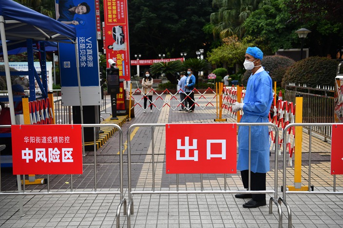 Staff on duty at the gate of a community in a medium-risk area of Chengdu, Sichuan province, on Sept. 3. Photo: VCG
