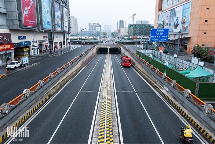 Renmin South road in Chengdu, Southwest China’s Sichuan province, was virtually empty on Friday amid the city’s lockdown. Photo: Li Congxun, intern reporter/Caixin