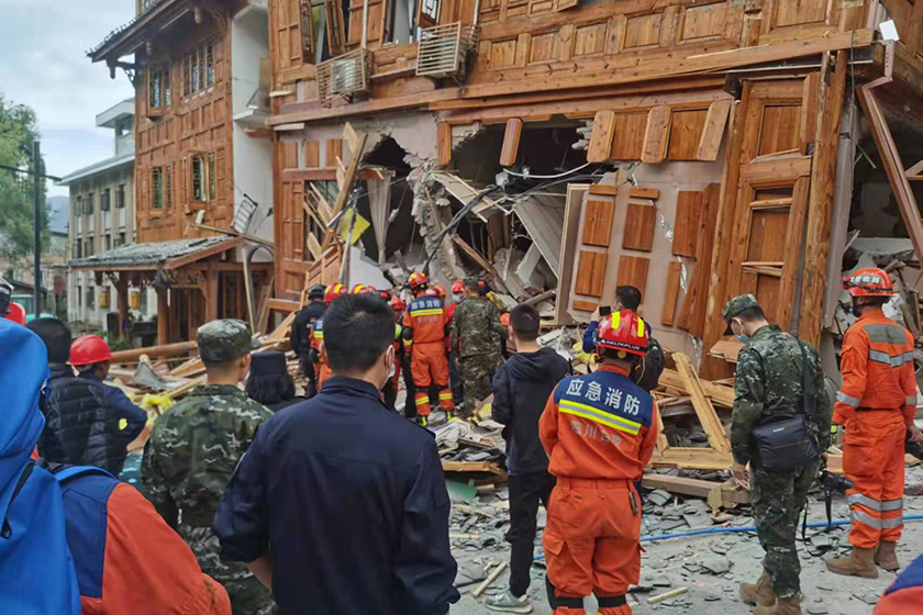 On Sept. 6, rescue personnel dig through collapsed homes in Moxi town, the epicenter of the earthquake that struck Luding county, Sichuan province. Photo: VCG