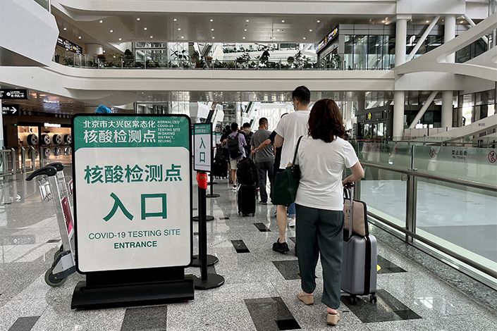 Passengers line up at Beijing's Daxing airport to take nucleic acid tests on Aug. 17. Photo: VCG
