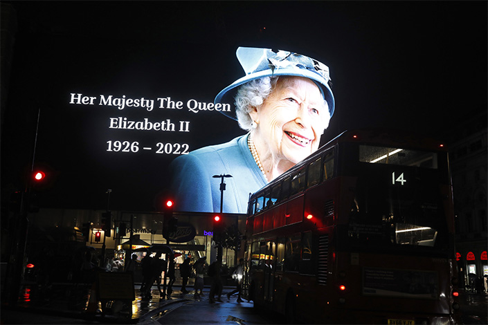 A giant screen in London’s Piccadilly Circus displays an image of Queen Elizabeth II on Thursday. Photo: VCG