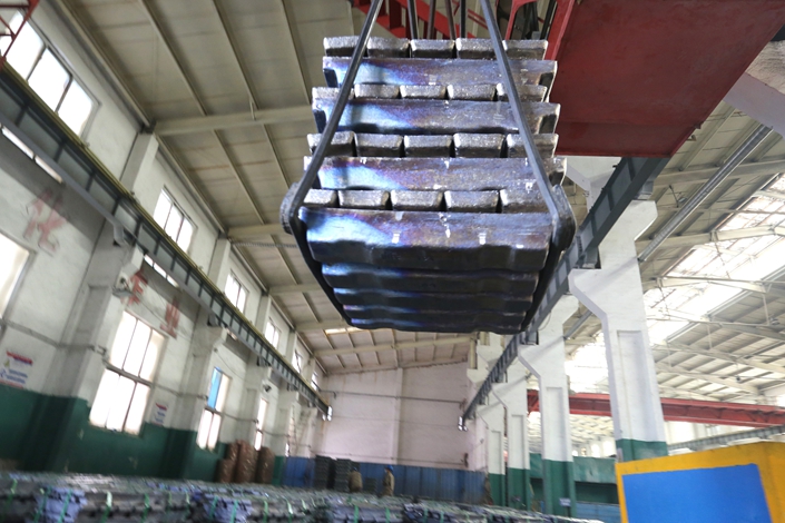 Aluminum ingots are being transferred from the production line at a factory in Henan province on May 5, 2020. Photo: VCG