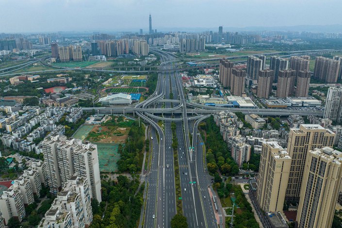 This aerial photo taken on September 1, 2022 shows nearly empty roads amid restrictions due to an outbreak of the Covid-19 coronavirus in Chengdu, in China's southwestern Sichuan province. Photo: Bloomberg