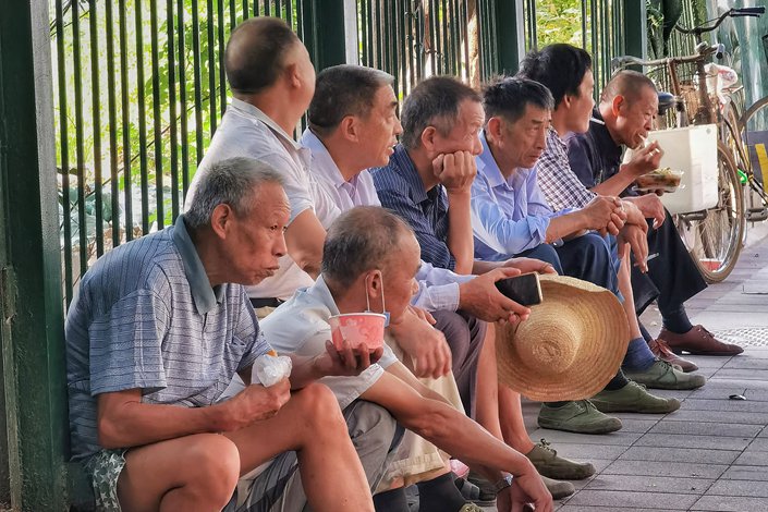 Migrant workers rest on a street in Wuhan, Hubei province, on Aug. 28. Photo: VCG