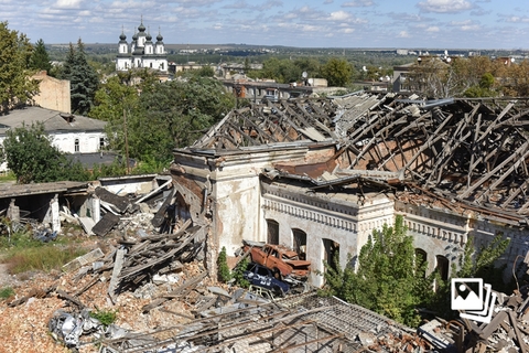 当地时间2022年9月19日，乌克兰伊久姆，俄乌冲突持续，当地建筑受到严重破坏，满目疮痍。乌克兰军方18日说，自月初实施反攻以来，乌军已收复哈尔科夫州东部大部分地区。图：Oleg Petrasyuk/IC photo