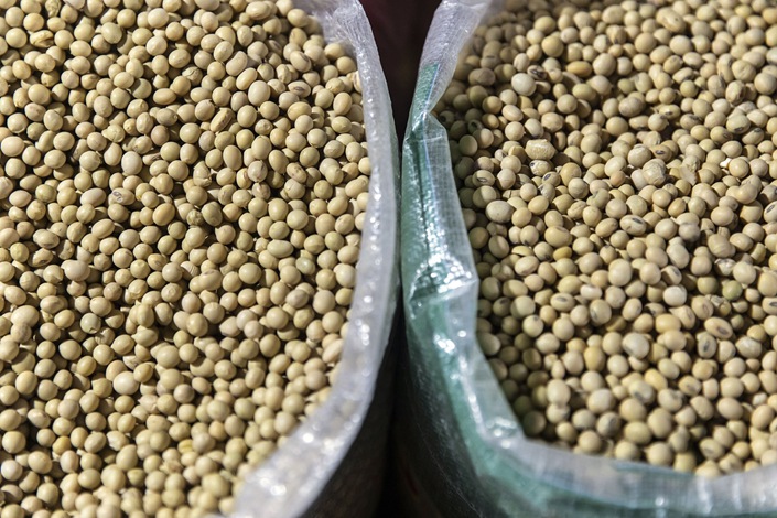 Soybeans are sold at a stall in a wholesale grains market in Shanghai, China, on Tuesday, June 16, 2020. Photo: Bloomberg