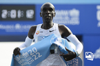 基普乔格再度破世界纪录 “跑出”肯尼亚村庄的马拉松之王
