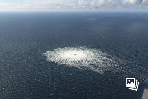 当地时间2022年9月27日，丹麦博恩霍尔姆岛，波罗的海下的“北溪”天然气管道海上管线在博恩霍尔姆岛附近发生泄漏，海面形成直径超过1公里的“气泡圈”。图：视觉中国