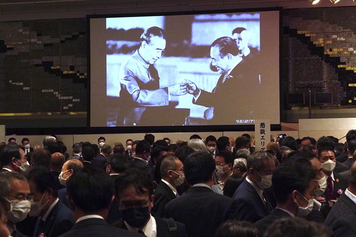 A monitor shows a photo of Chinese Premier Zhou Enlai, left, and Japanese Prime Minister Kakuei Tanaka toasting each other at a banquet in the Hall of the People in Beijing on Sept. 28, 1972, during a reception to mark the 50th anniversary of Japan-China diplomatic relations Thursday, Sept. 29, 2022, in Tokyo. Photo: VCG