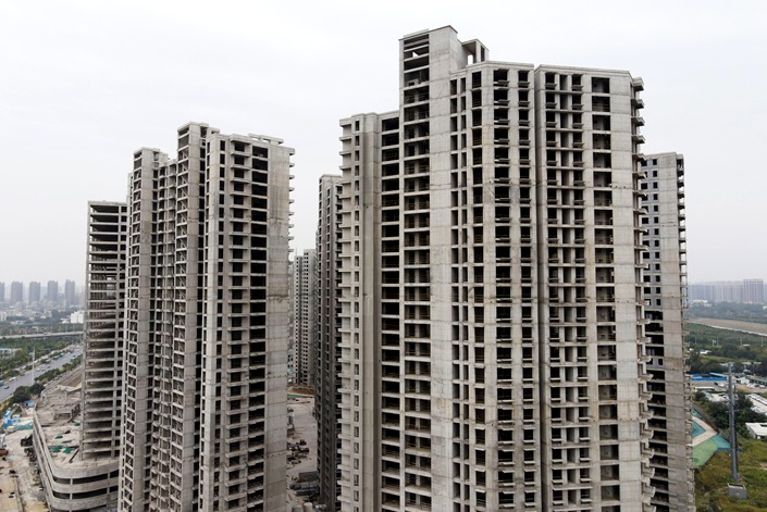 On September 24, Zhengzhou, a residential building project that had been stopped for many years welcomed the restarting of construction. Photo: VCG