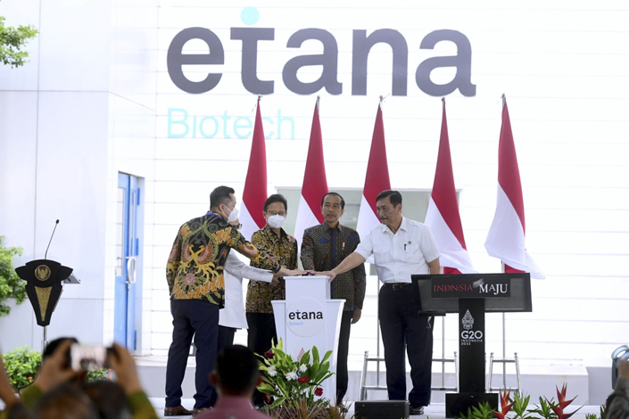Indonesia's President Joko Widodo (center right) attends the opening of Etana's mRNA vaccine production site on Friday. Photo: Etana Biotech
