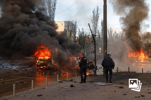 当地时间2022年10月10日，乌克兰基辅市中心发生多次爆炸，汽车着火。当日，基辅市市长克利奇科通过官方社交账户发布消息称，在基辅市舍甫琴科区发生多次爆炸。据美联社报道，爆炸似乎是由导弹袭击导致。据央视新闻消息，乌克兰独立通讯社援引乌内务部官员的话报道称，当地时间10月10日早晨，俄罗斯武装力量针对基辅发动的袭击已导致8人死亡，24人受伤。图：Valentyn Ogirenko/IC PHOTO