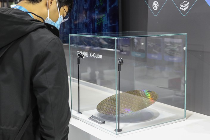 On November 8, 2020, at the Third China International Import Expo held in Shanghai, Samsung demonstrated the wafers made by the latest 5nm EUV process. Photo: VCG