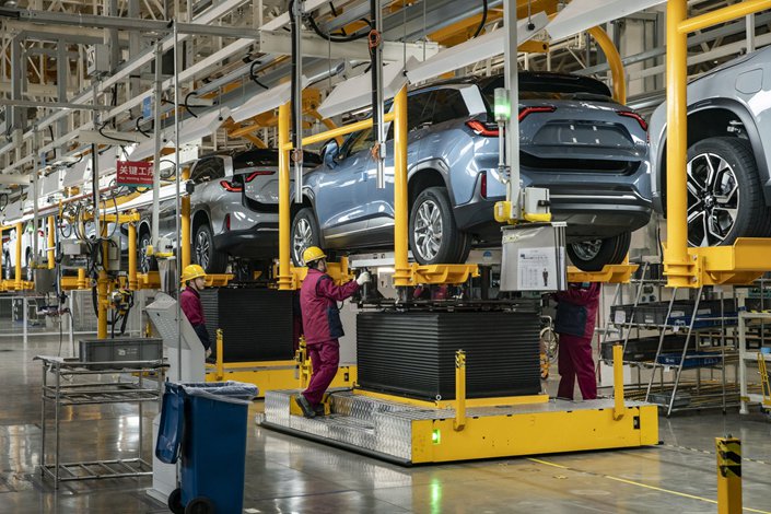 Employees install batteries onto a Nio electric SUV at the company’s production facility in Hefei. Photo: Bloomberg