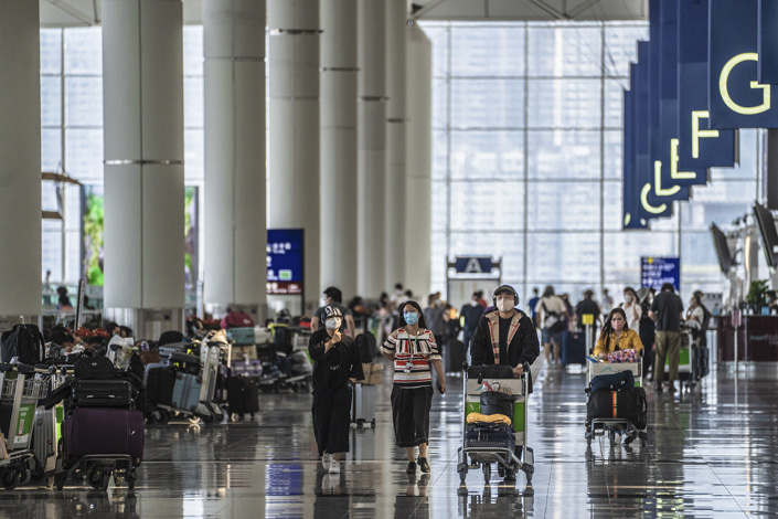 Travelers pass through the departure hall of Hong Kong International Airport on Sept. 26. Photo: VCG