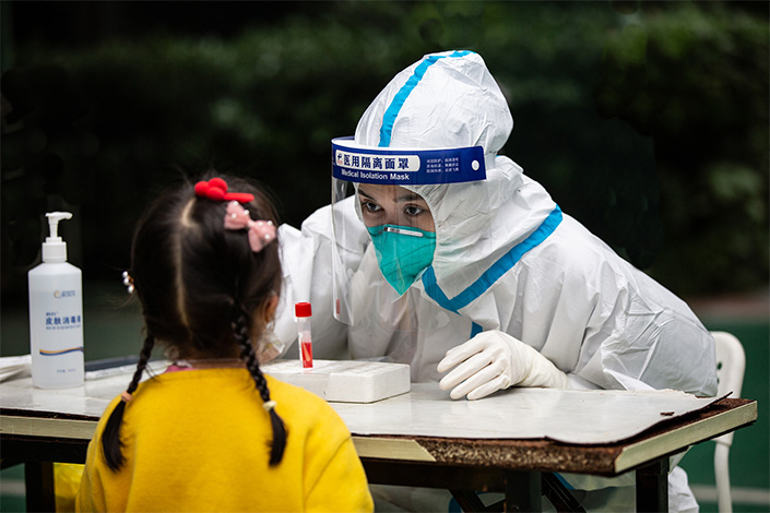A irl takes the nucleic acid test in Chengdu, Southwest China's Sichuan province, on Oct.15. Photo: VCG