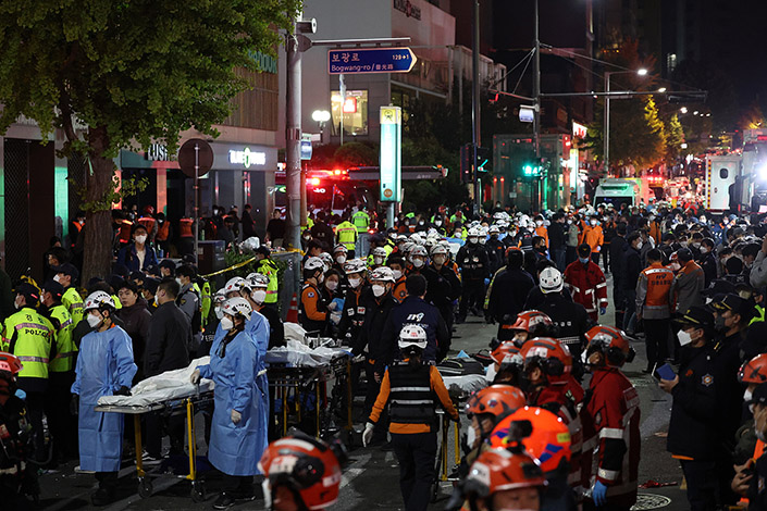 Emergency workers tend to the injured in Seoul’s Itaewon neighborhood, South Korea, on Sunday. Photo: VCG