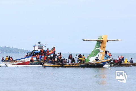 当地时间11月6日，精密航空的一架飞机在坦桑尼亚西北部卡盖拉省布科巴地区的维多利亚湖坠毁。卡盖拉省警方负责人说，客机从达累斯萨拉姆飞往卡盖拉省的布科巴机场，降落前受恶劣天气影响坠入机场附近的维多利亚湖。机上共有43人，包括39名乘客、2名飞行员和2名乘务员。目前死亡人数升至19人，救援工作仍在持续。图：IC PHOTO