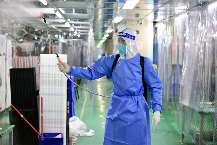 On November 6, epidemic prevention personnel carried out environmental disinfection and sterilization in Zhengzhou Foxconn Park. Photo: VCG