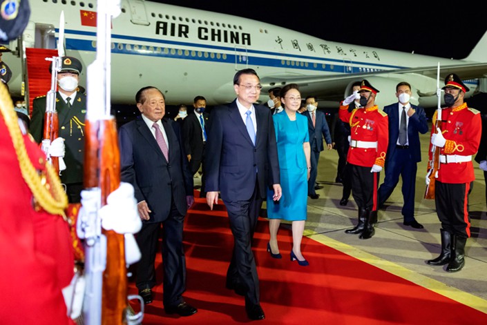 Premier Li Keqiang arrives Tuesday at Phnom Penh International Airport in Phnom Penh, Cambodia. Photo: VCG