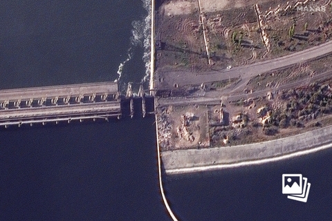 当地时间11日，一组最新拍摄的赫尔松地区卫星图片公布。图片显示，连接赫尔松地区第聂伯河两岸的重要通道安东诺夫斯基大桥和卡霍夫卡水坝已被炸断。安东诺夫斯基大桥是赫尔松市前往第聂伯河左岸的最快速通道，而卡霍夫卡水坝大约蓄水1800万立方米，为包括赫尔松在内的南部地区提供饮用水源。卫星图片还显示，通过第聂伯河支流因古列茨河上的达利耶夫斯基大桥也已被炸断。据乌克兰方面，乌军在前线取得重大进展，共夺回乌克兰南部的41个定居点。当地时间11月11日，乌克兰通讯社报道称，乌军已进入赫尔松市。图：视觉中国