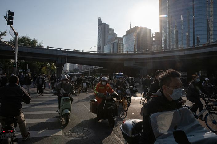 Motorists pass through an intersection in Beijing on Oct. 24. Photo: Bloomberg