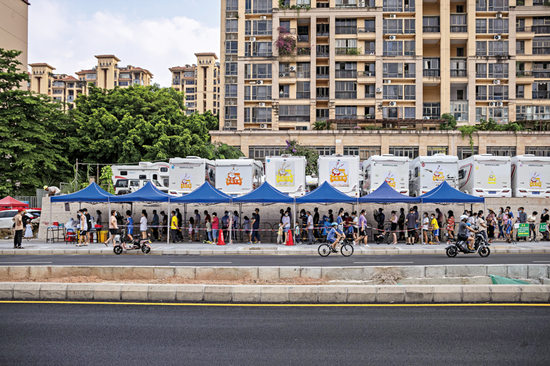 　Residents line up to have nucleic acid tests in Shenzhen on Sept. 6, 2022.